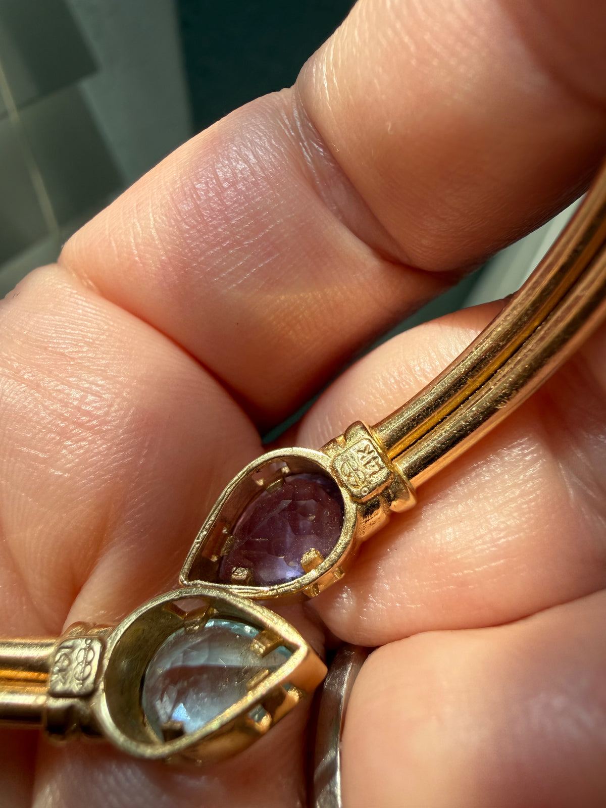 Vintage 14k yellow gold twist/swivel open amethyst and topaz bangle