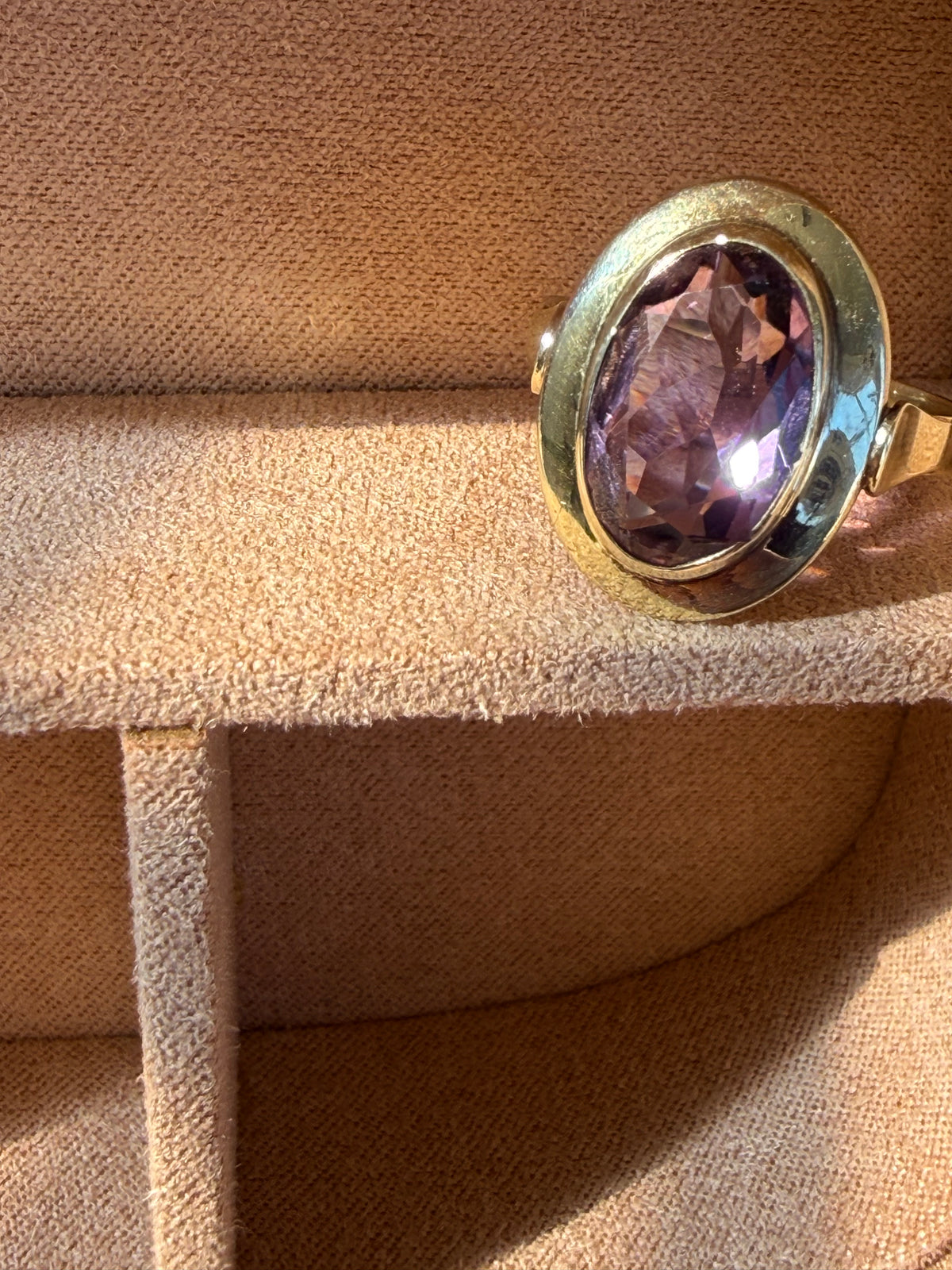 14k yellow gold and amethyst size 10 ring 4.21g