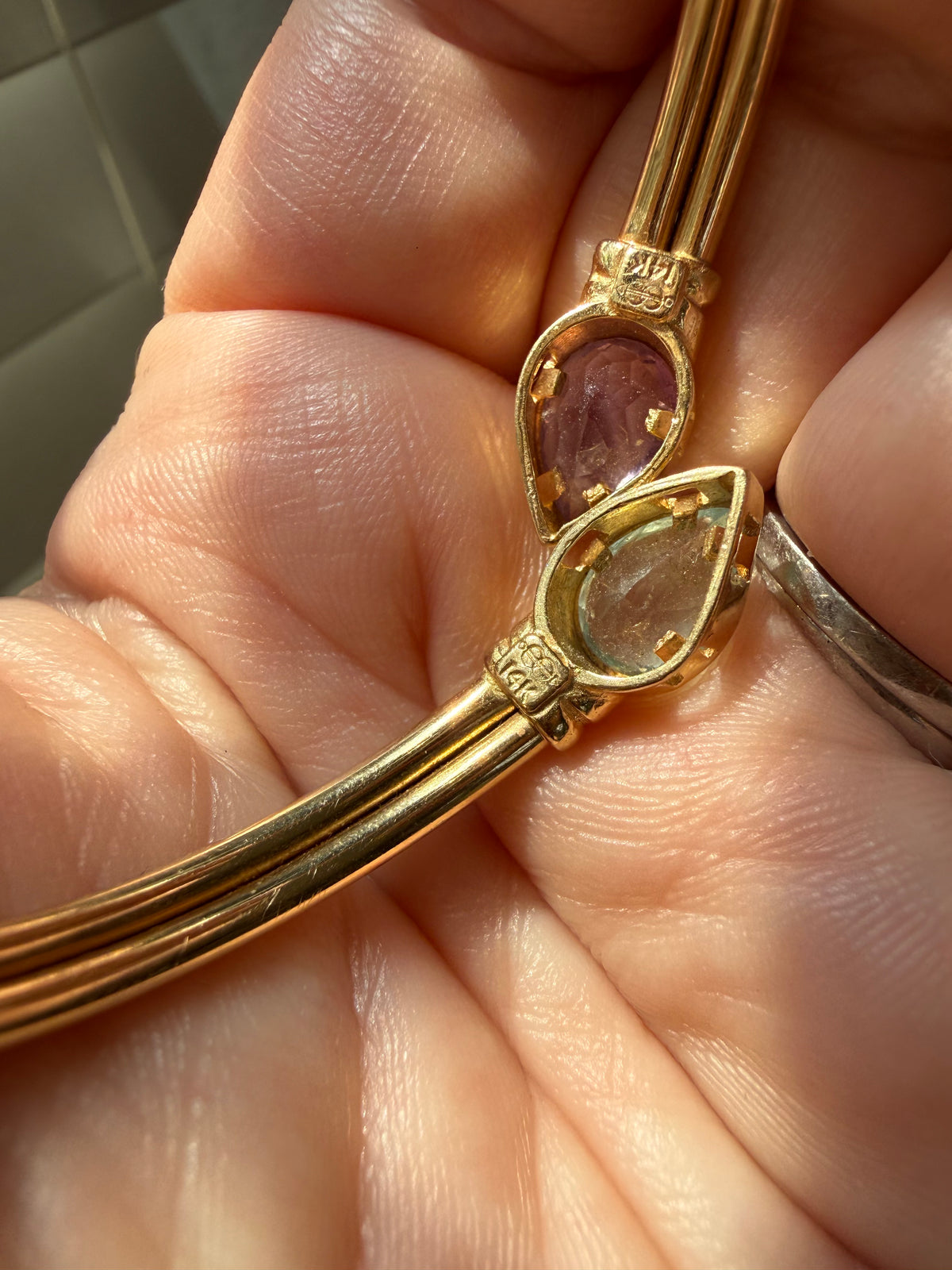 Vintage 14k yellow gold twist/swivel open amethyst and topaz bangle
