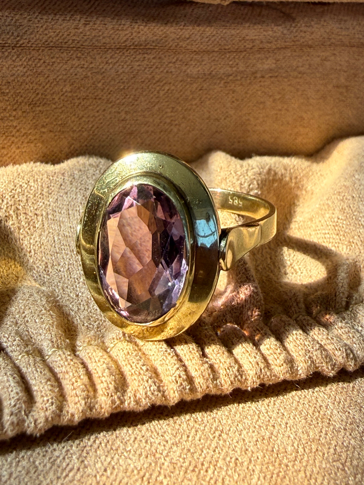 14k yellow gold and amethyst size 10 ring 4.21g